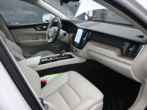 Certified 2022 Volvo XC60 B5 Momentum w/ Advanced Package image 39