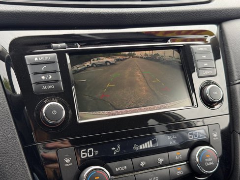 Used 2018 Nissan Rogue SV image 15