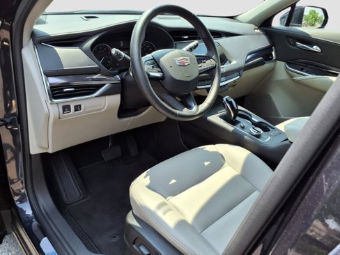Used 2022 Cadillac XT4 Luxury w/ Cold Weather Package image 14