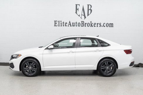 Used 2024 Volkswagen Jetta SE w/ Panoramic Sunroof Package image 2