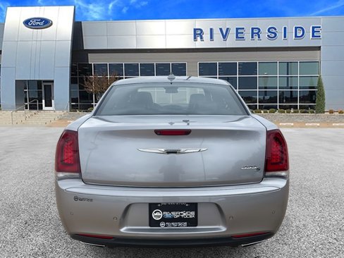 Used 2018 Chrysler 300 S w/ 300S Premium Group image 5