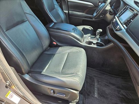 Used 2018 Toyota Highlander XLE image 24