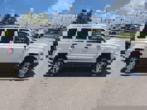 Used 2014 Jeep Patriot Sport image 3