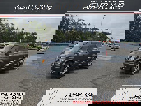 Used 2016 Chrysler Town & Country Touring image 1