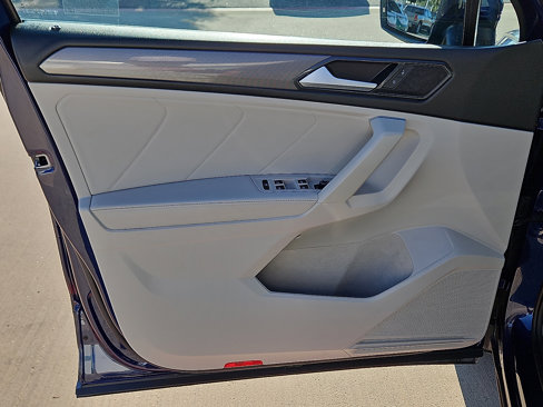 Used 2023 Volkswagen Tiguan SE image 11