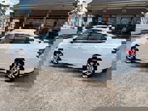 Used 2024 Chevrolet Malibu LT image 3