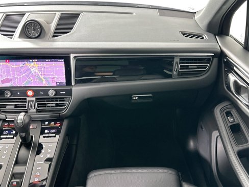 Certified 2024 Porsche Macan image 32