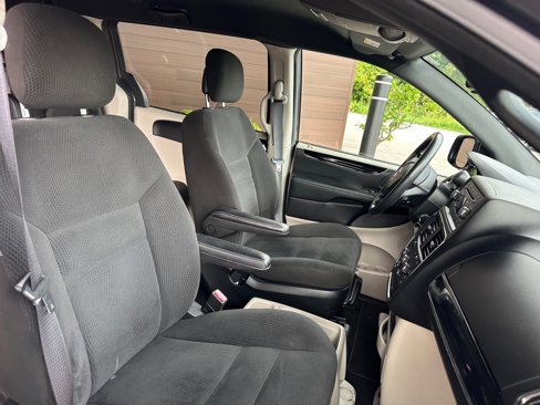 Used 2016 Dodge Grand Caravan SE image 19