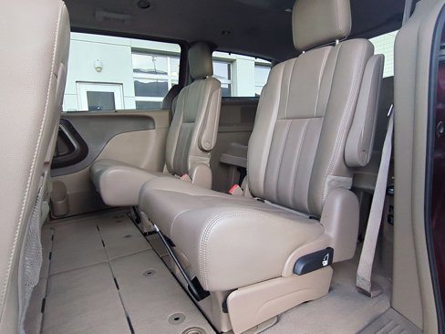 Used 2016 Chrysler Town & Country Touring w/ Driver Convenience Group image 30