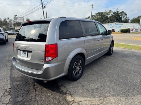Used 2017 Dodge Grand Caravan SXT image 6