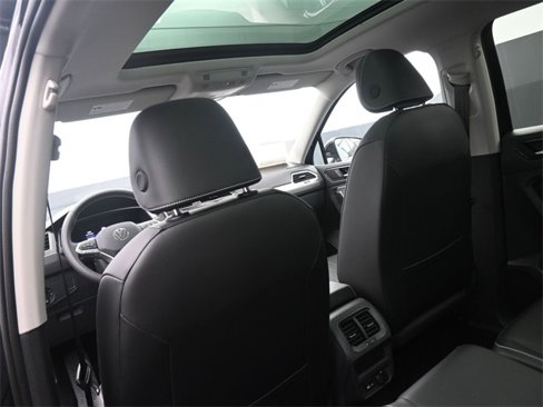 Used 2024 Volkswagen Tiguan SE image 12