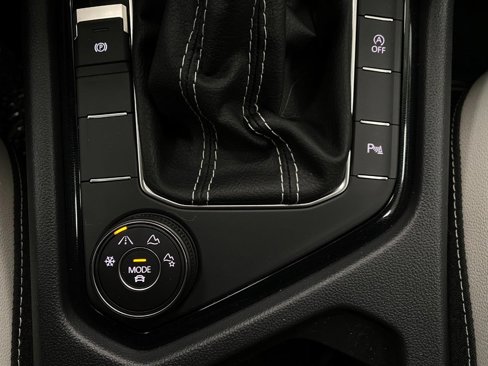 New 2025 Volkswagen Taos SE image 9