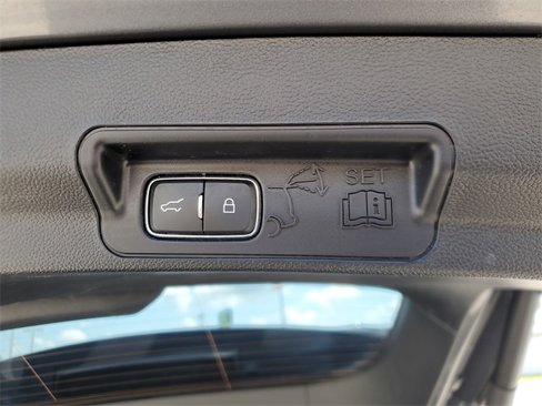 Used 2022 Ford Explorer XLT w/ Equipment Group 202A image 7