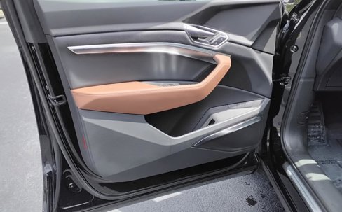 Used 2022 Audi e-tron Premium Plus w/ Premium Plus Package image 16