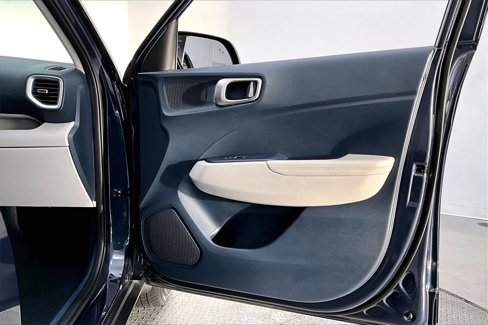 Used 2023 Hyundai Venue Limited image 19