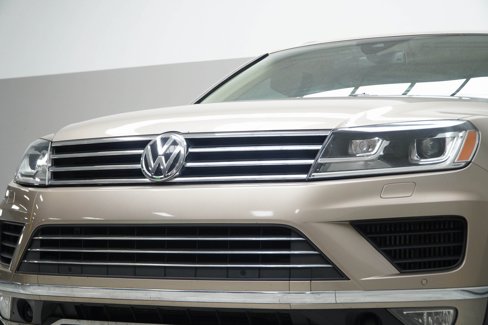 Used 2015 Volkswagen Touareg TDI image 2