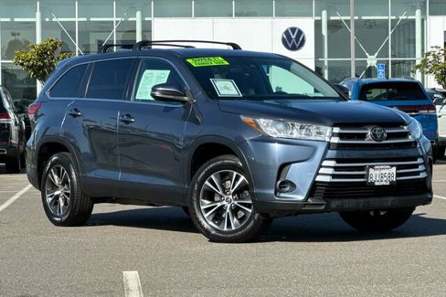 Used 2019 Toyota Highlander LE image 2