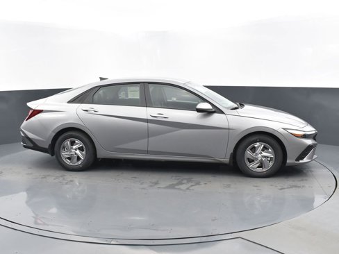 Used 2025 Hyundai Elantra SE image 3