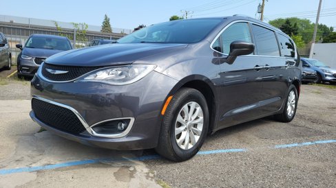Used 2019 Chrysler Pacifica Touring-L image 5
