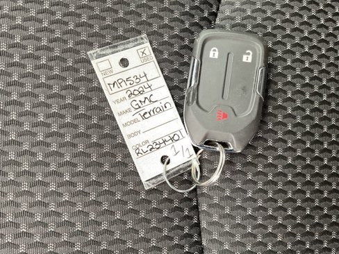 Used 2024 GMC Terrain SLE image 27
