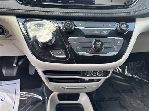 Used 2022 Chrysler Pacifica Touring-L image 14