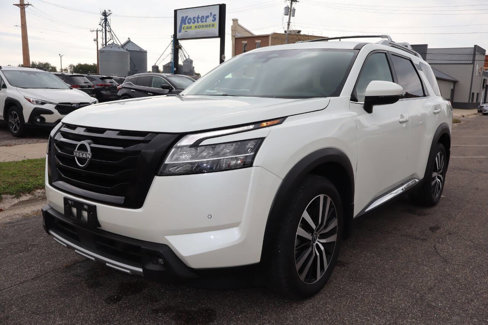 Used 2024 Nissan Pathfinder Platinum w/ Black Appearance Package image 1