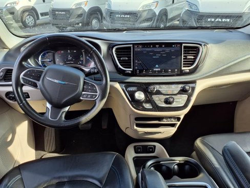 Certified 2021 Chrysler Pacifica Touring-L image 16