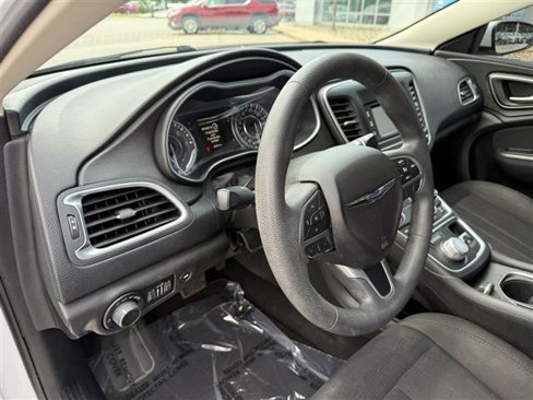 Used 2015 Chrysler 200 Limited image 2