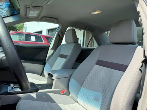 Used 2012 Toyota Camry L image 18