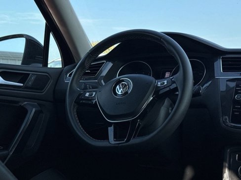 Used 2021 Volkswagen Tiguan SE w/ Panoramic Sunroof Package image 14