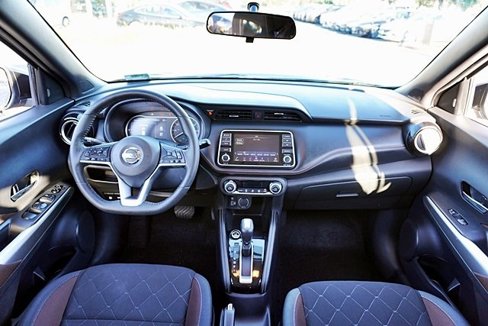 Used 2019 Nissan Kicks SR image 18