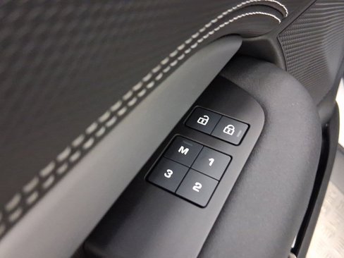 Used 2024 Land Rover Discovery Dynamic SE image 12