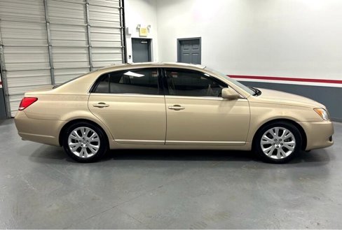 Used 2010 Toyota Avalon image 4