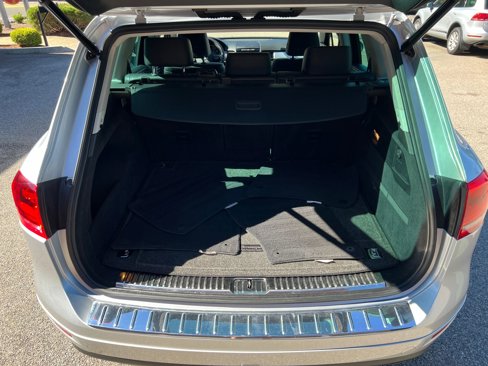 Used 2011 Volkswagen Touareg Sport image 11