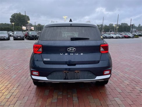 Used 2021 Hyundai Venue image 4