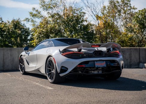 Used 2024 McLaren 750S Spider image 12