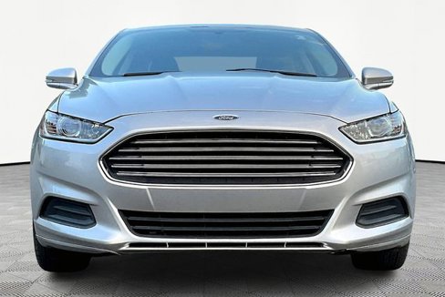 Used 2015 Ford Fusion SE image 2