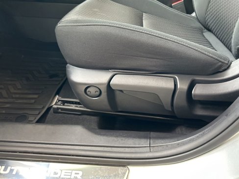 Used 2024 Mitsubishi Outlander ES image 33