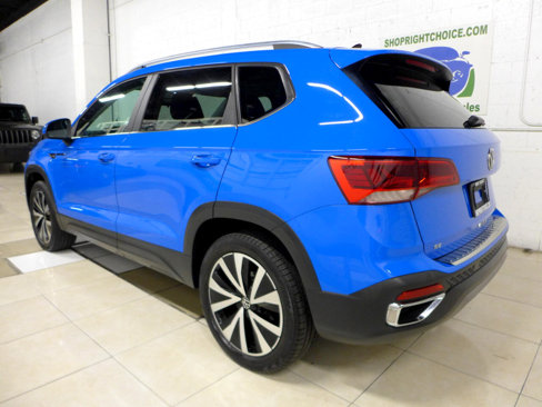 Used 2022 Volkswagen Taos SE w/ Panoramic Sunroof Package image 3