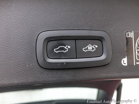 Used 2020 Volvo XC40 T4 R-Design image 31