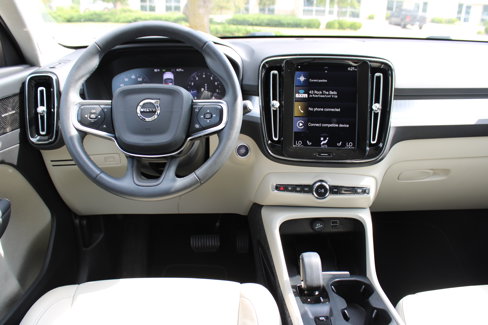 Used 2022 Volvo XC40 T5 Momentum image 37