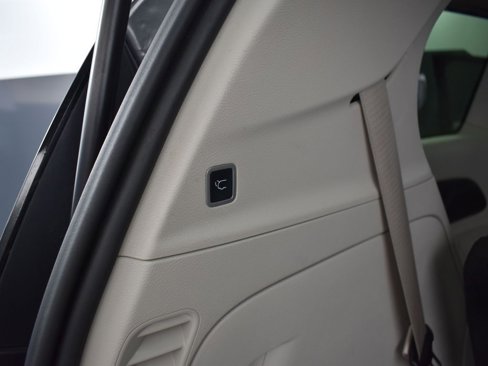 Used 2022 Chrysler Voyager LX image 24