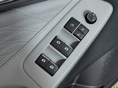 Used 2019 Toyota Avalon Limited image 18