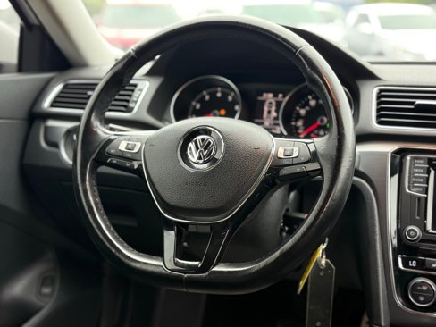 Used 2018 Volkswagen Passat 2.0T R-Line image 41