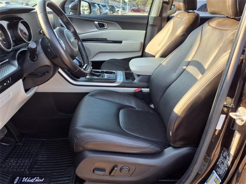 Used 2022 Kia Carnival LX image 5