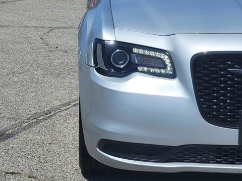 Certified 2022 Chrysler 300 Touring w/ Sport Appearance Package image 3