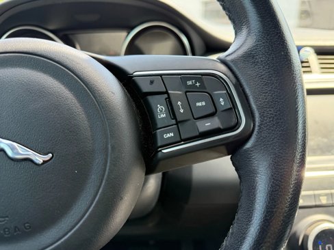 Used 2018 Jaguar E-PACE SE image 25
