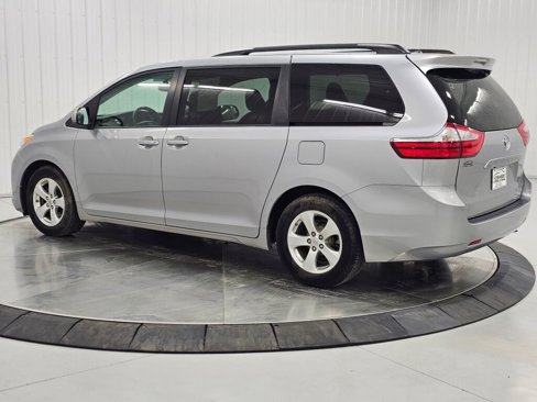 Used 2015 Toyota Sienna LE image 28