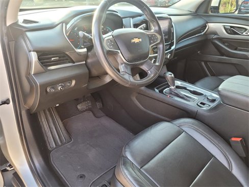 Used 2020 Chevrolet Traverse LT image 2