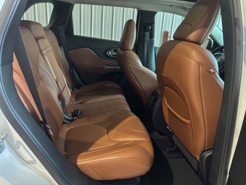 Used 2019 Jeep Cherokee Overland w/ Technology Group image 10